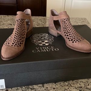 Vince Camuto lattice shoe. Size 7. Buckle detail.